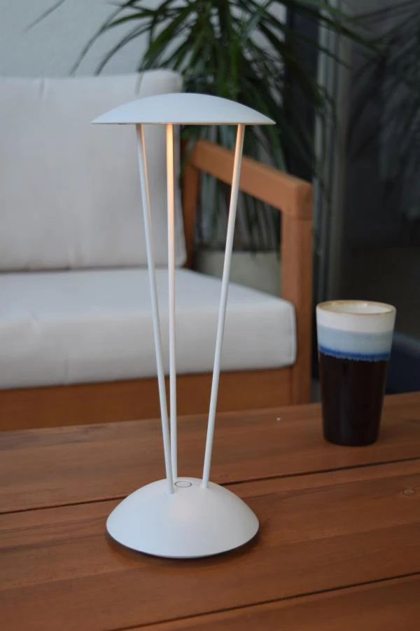 Lucide RENEE - Lámpara de mesa Recargable Dentro/Fuera - Batería/acumulador - Ø 12,3 cm - LED Dim to warm - 1x2,2W 2700K/3000K - IP54 - Con estación de carga inalámbrica - Blanco - ambiente 1